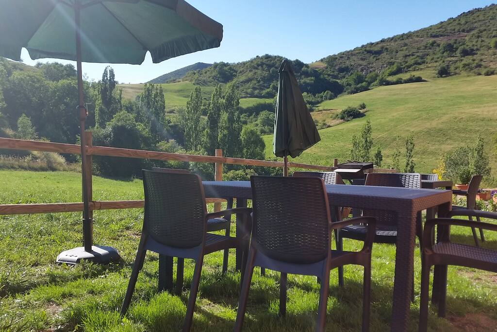 Jardín con barbacoa