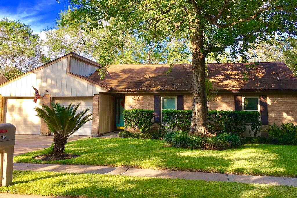 The front of the Home. This is an established quiet Neighborhood in Pearland.