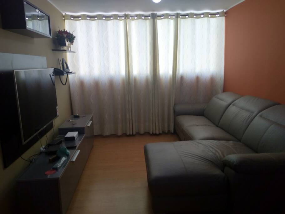 Sala con tv smart con cable, internet, teléfono fijo, sillón reclinable
