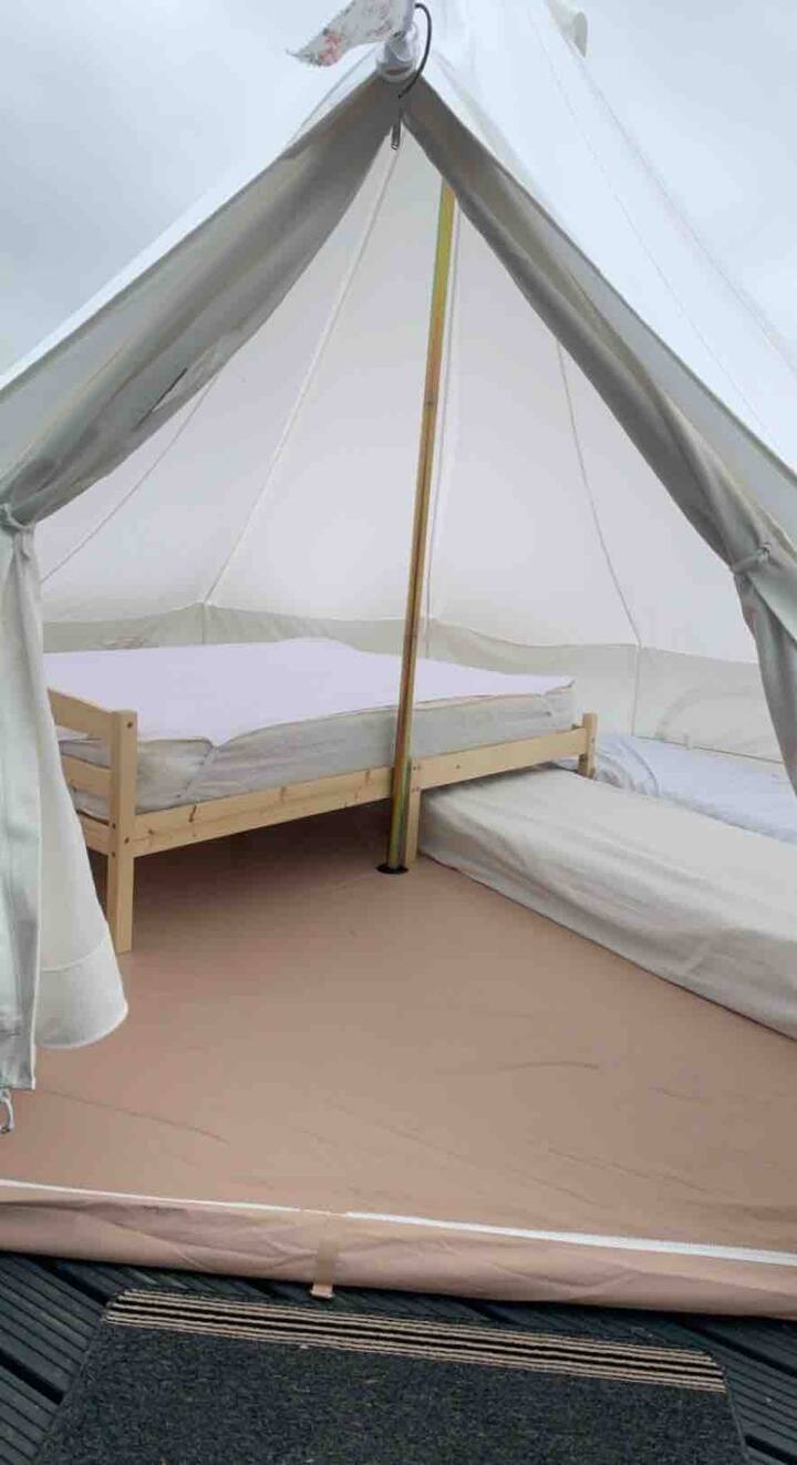 Eneo la kulala la hema la kengele kwa watu wawili na hadi watoto wawili wanalala bila gharama ya ziada. 