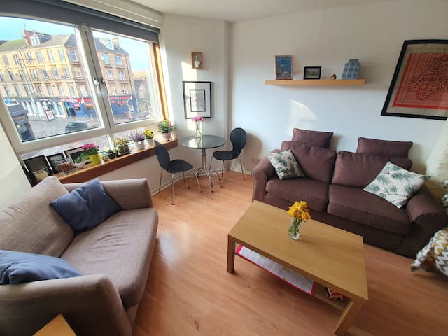 Modern flat, close to Subway, SEC, West End, shops