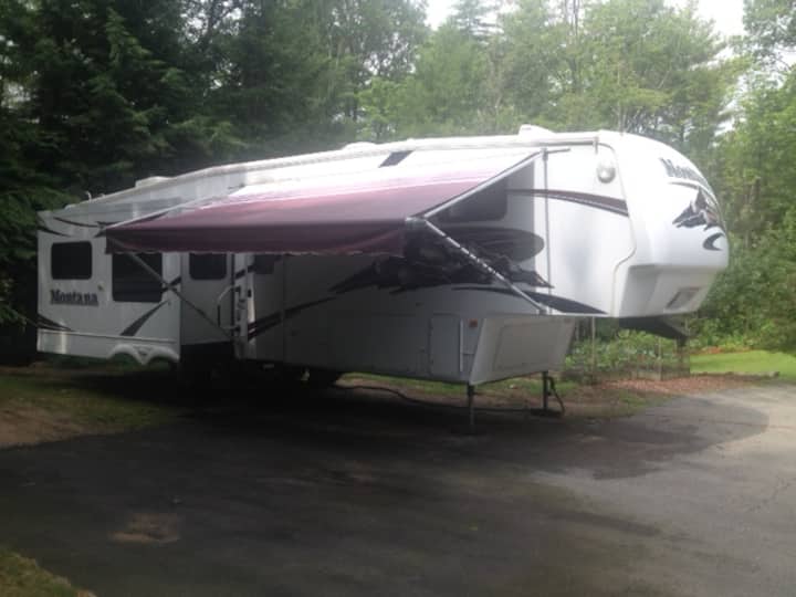 Beautiful RV 1.2 mile walk to downtown Meredith! Campers/RVs for Rent