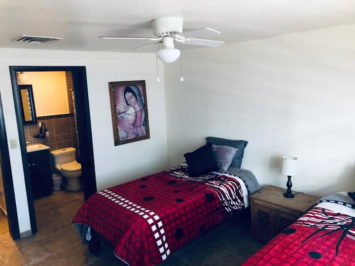 Друг поглед на спалната соба бр. 2 со приватна бања