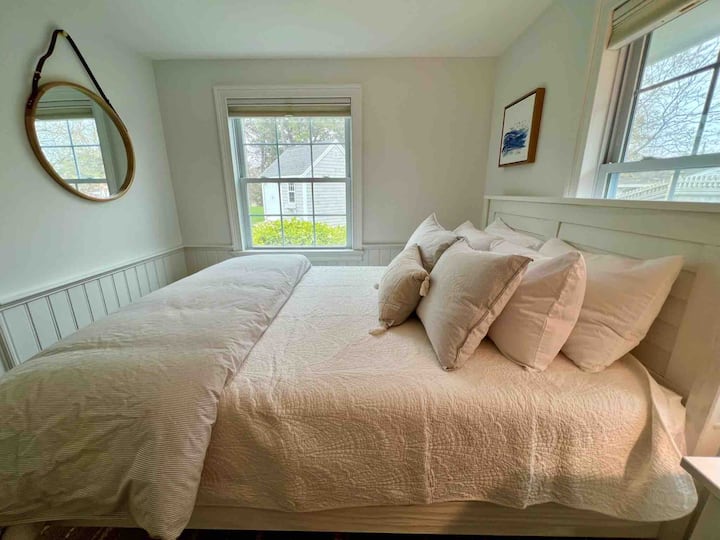 Dormitorio con 2 
camas tamaño queen. 