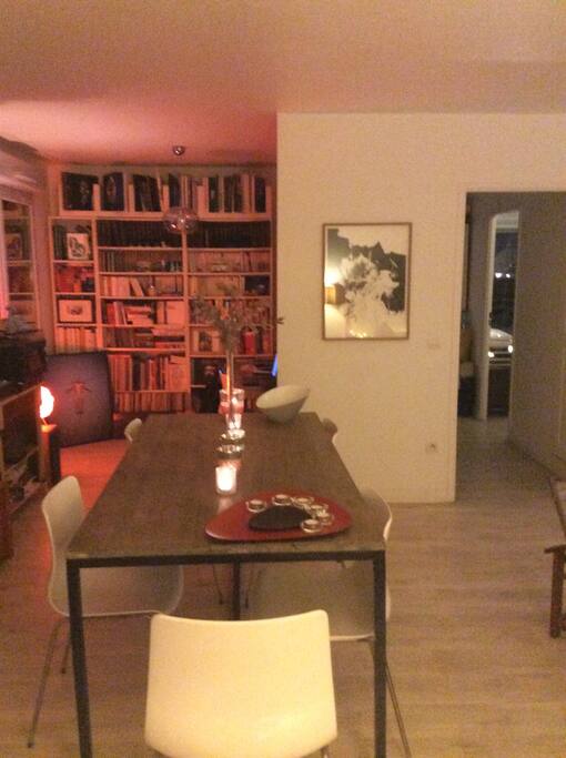 Partie salle à manger, vue sur le coin bureau