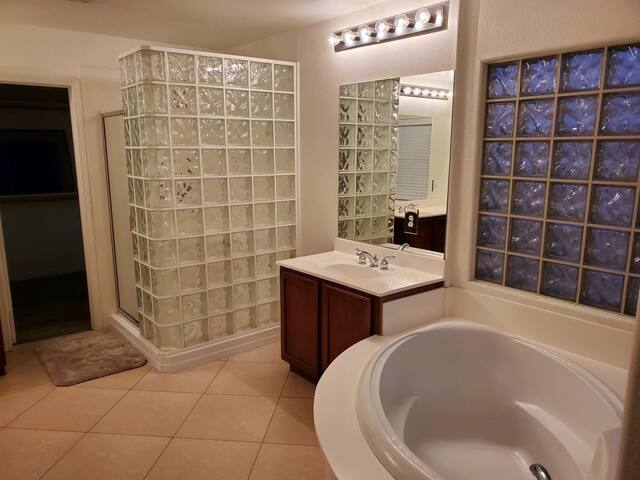 Mini Castle 7 Bedrooms 10 Queen beds, Pool NEW gallery image 5