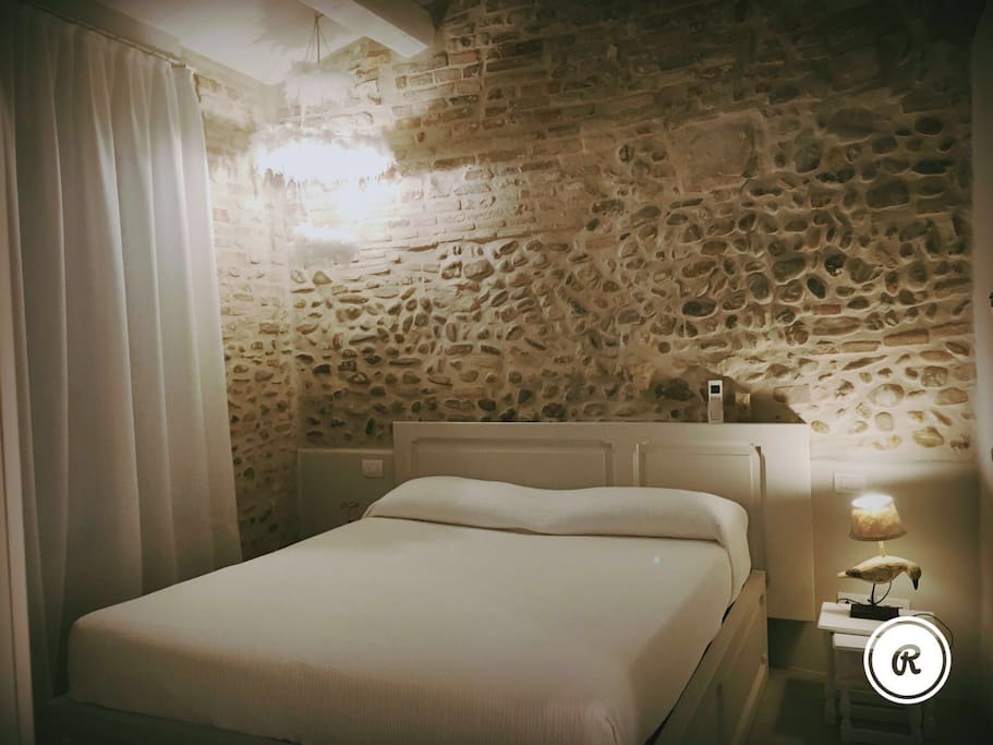 La camera padronale con letto contenitore, ampio bagno con doccia e loft con altri 3 posti letto