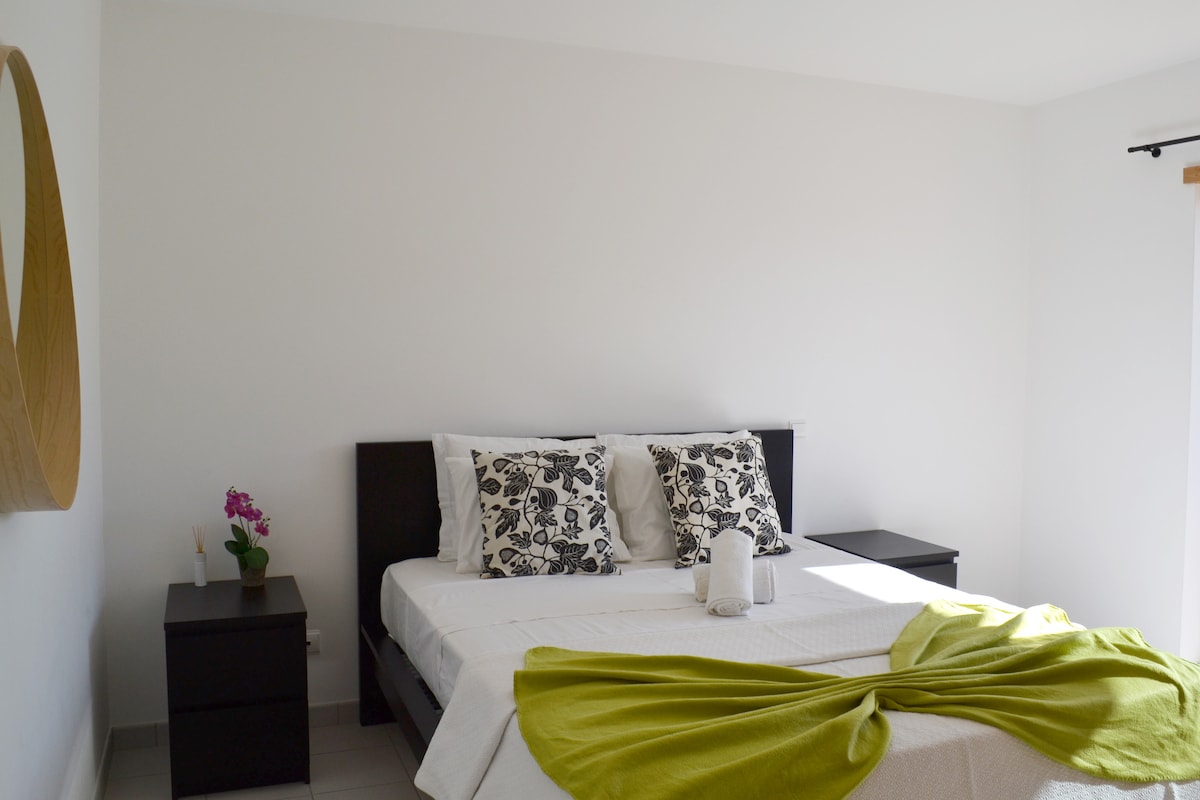 Спална соба со двоен кревет, детали за декорација, пристап до балкон/ соба со двоен кревет, детали за декор, пристап до балкон 