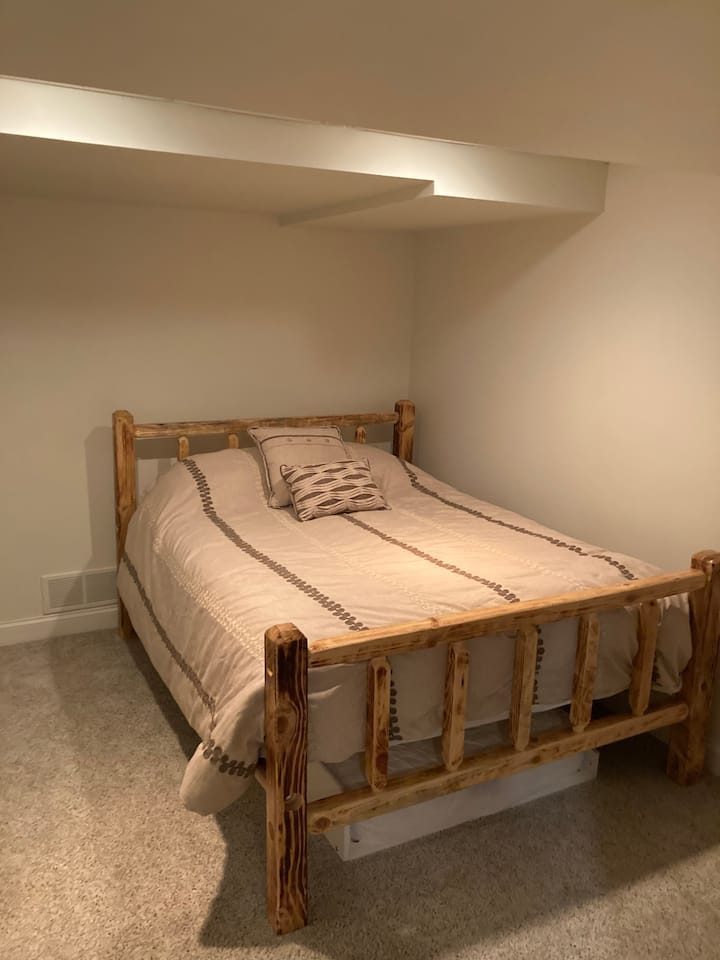 Cama tamaño queen en el nivel inferior con colchón individual extraíble