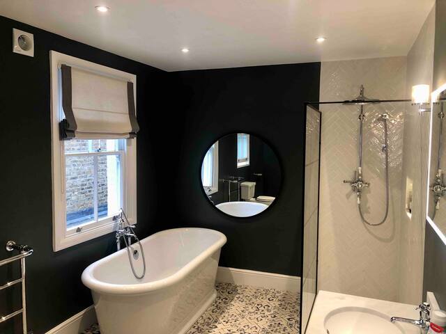 Beautiful 5 bedroom family house in Barnes gallery image 5