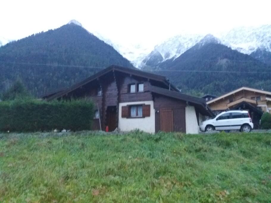 Le studio se situe dans ce chalet