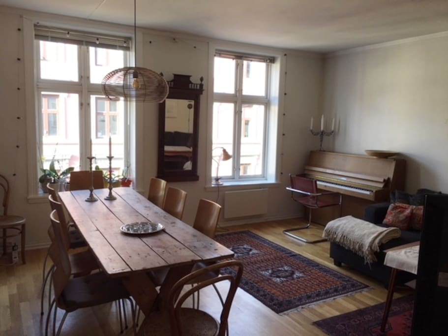 Living room with great space for dinner parties and relaxing