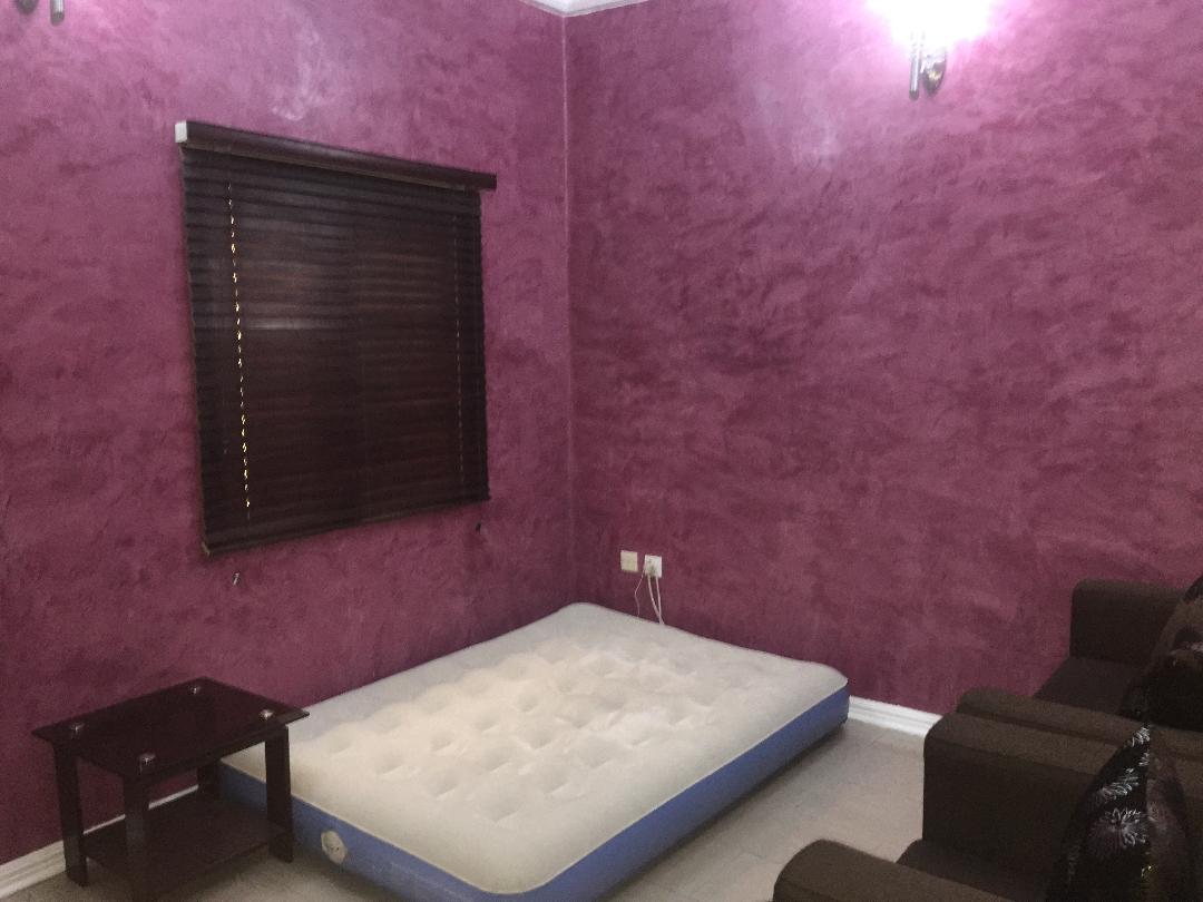 ห้องลาเวนเดอร์ - สามารถเปลี่ยนเป็นห้องนอนโดยใช้ที่นอนเป่าลม "อัตโนมัติ" ในบ้านได้ถึง 3 หลัง นอกจากนี้ยังสามารถนำที่นอนเหล่านี้ไปใช้ที่อื่นได้ ที่นอนตกแต่งสำหรับผู้เข้าพักเกิน 10 คนเท่านั้น 