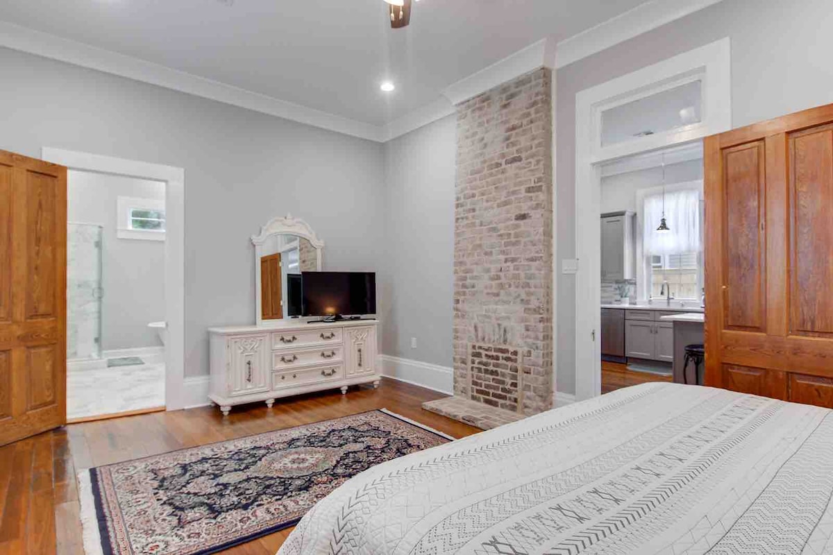 ห้องนอนใหญ่อยู่นอกครัวที่ตั้งอยู่ด้านหลังของที่พัก! เป็นส่วนตัวและกว้างขวาง!