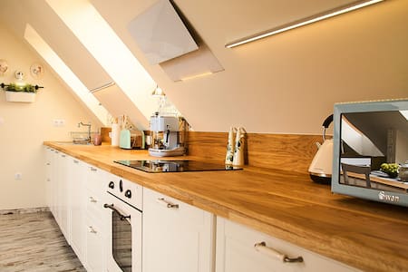 Artistic rooftop home+free parking upon request