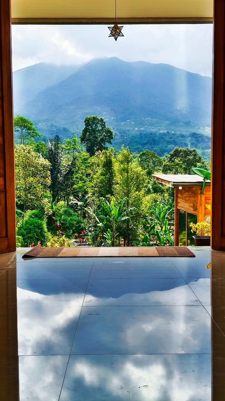 изглед от главната врата на вилата. Величествена гледка към планината Салак