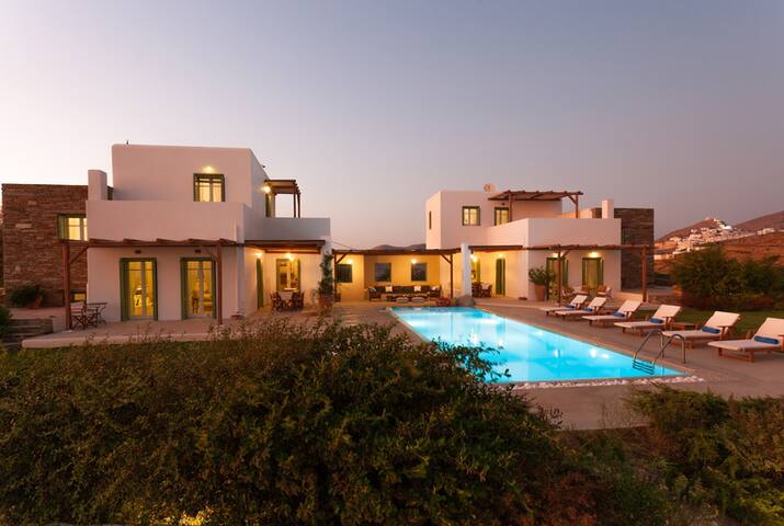 On The Rocks-The Two Rocks Serviced Stylish Villa gallery image 5