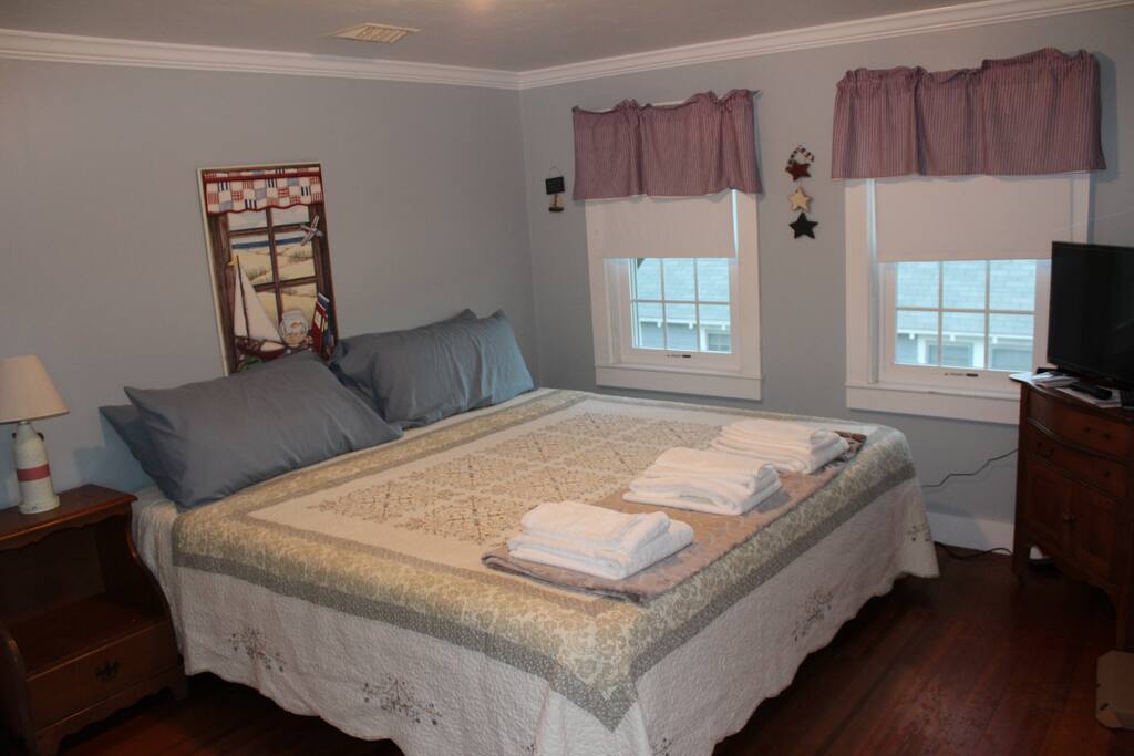 Bedroom with king size bed
