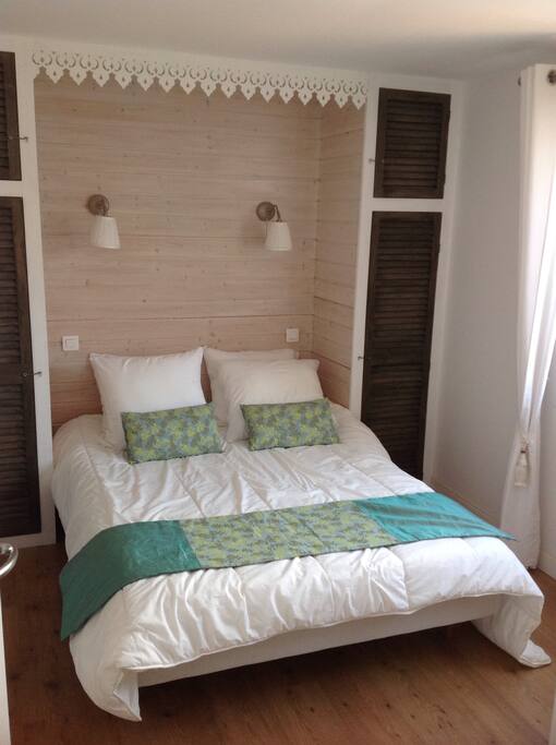 Chambre 1 , très calme donne sur le patio avec sa salle d'eau privative