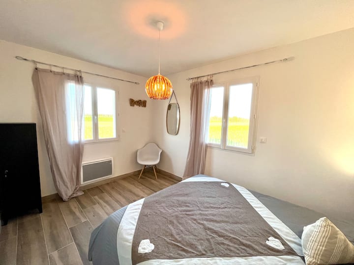 160 საწოლი, ერთმანეთთან დაკავშირებული საძინებელი, სააბაზანო. 