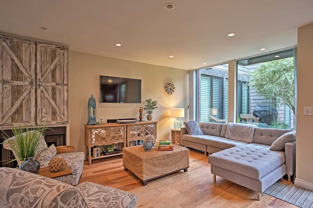 Feel like a Southern California resident while staying at this well-appointed vacation rental condo in Solana Beach!