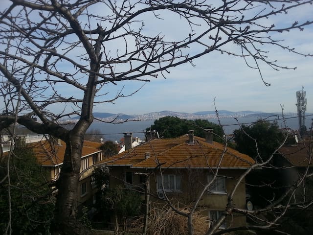 KINALIADA'DA DENİZ MANZARALI ŞİRİN BİR EV