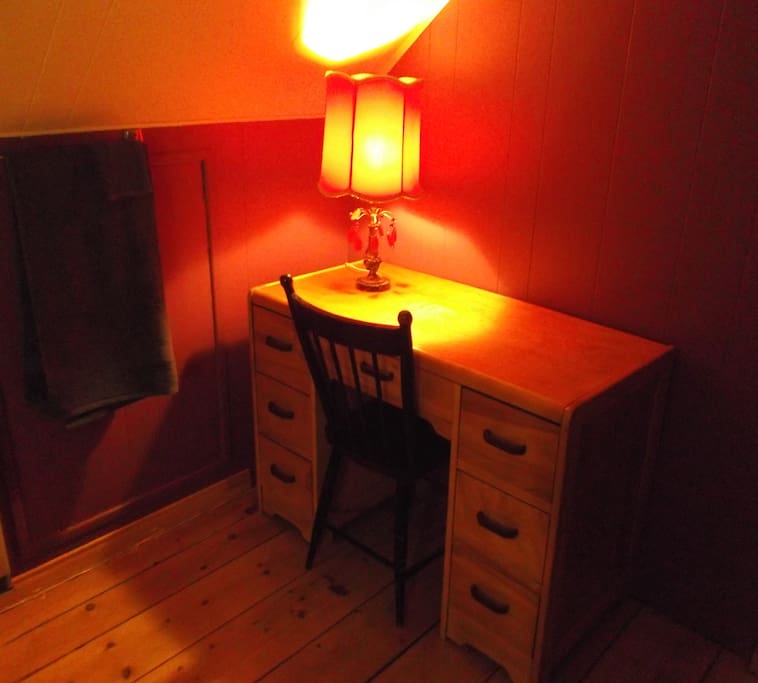 Chambre double, petit coin bureau -
Writing corner in bedroom with double bed