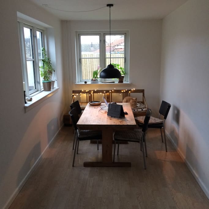 Hyggelig atmosfære hvor logerende mødes til måltider og mellem måltider (drinks-tid).