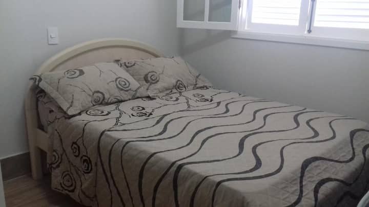 客房配有双人床，内置衣柜，配有抽屉、架子和衣架。空调。