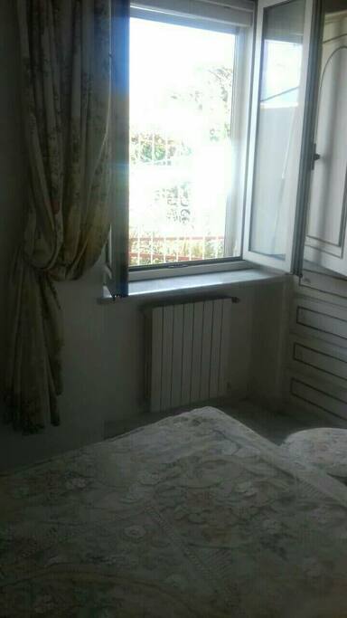 finestra che affaccia sulla terrazza dalla camera matrimoniale.