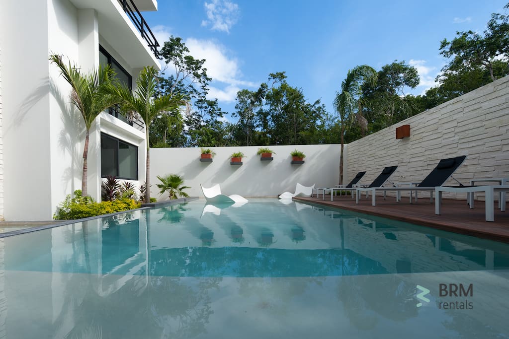 Outdoor pool to sun bath!!