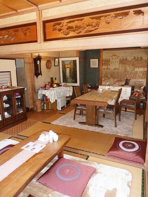 奥に繋がっている部屋。和洋の雰囲気を出しています。
2つの部屋で1つの部屋にしています。リビングとして使えますが、夜10時迄です。朝食注文の時は、この部屋で食べます。