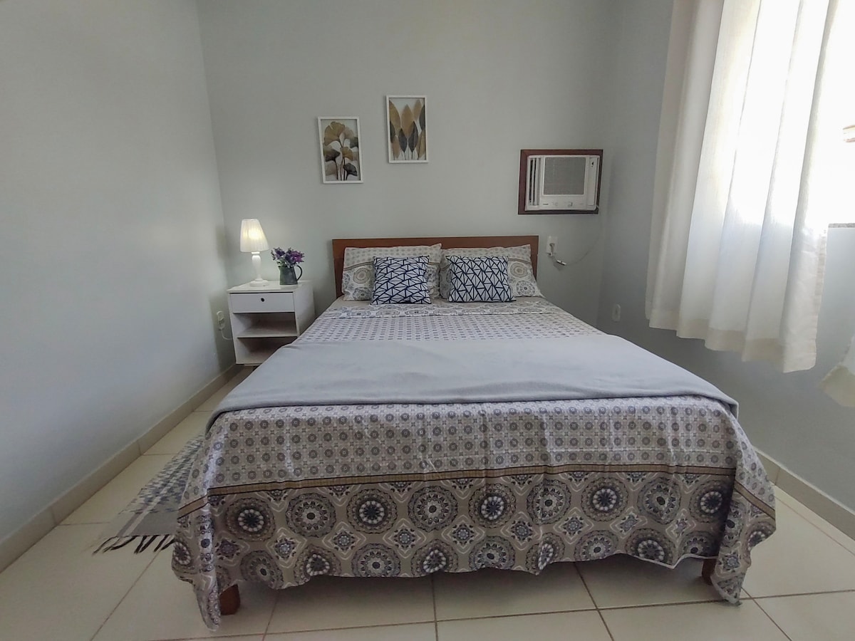 Kamer met 1 tweepersoonsbed, 1 eenpersoonsbed,  airconditioning, plafondventilator, kledingkast, beddengoed, kussens en koude dekens. 