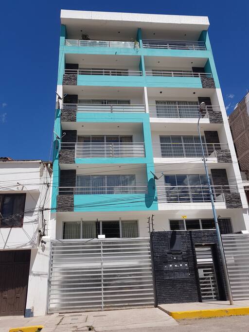 Departamento ubicado en la mejor zona residencial de la Cuidad del Cusco, a 10 minutos del Centro de la Ciudad, amoblado, totalmente independiente, con cochera y acceso por ascensor, portero permanente. Área 120 m2, 3 dormitorios con camas de 2 plazas cada uno y 3 baños, sala, comedor , lavanderia y cocina.