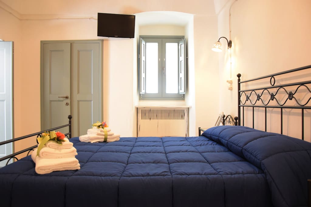 stanza con letto matrimoniale