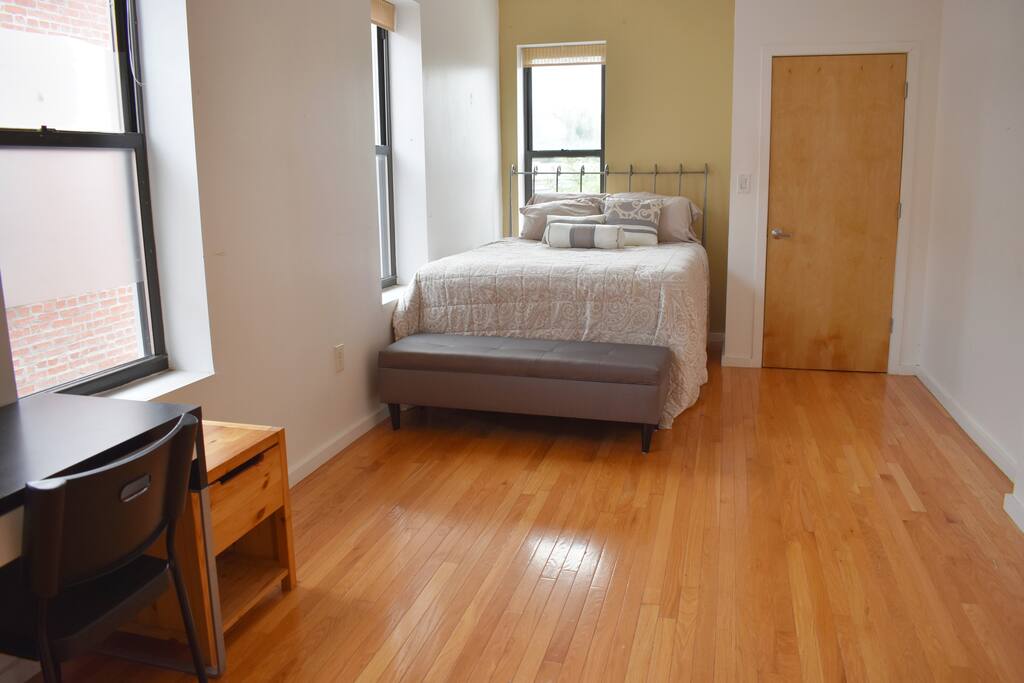 Master Bedroom - Queen Bed