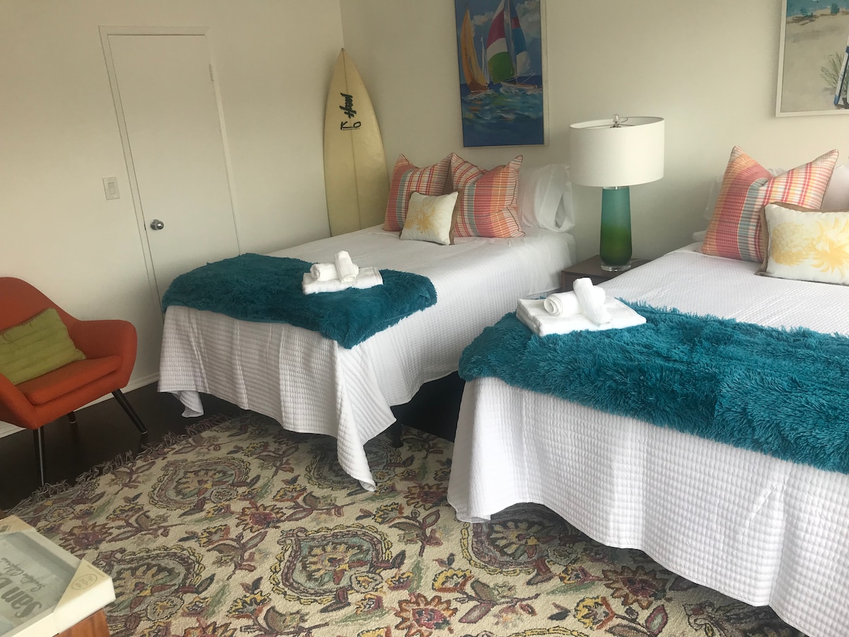 2. spavaća soba s 2 bračna kreveta za 4 osobe imala je privatnu kupaonicu, velike ormare i Smart Roku TV s kabelom Spectrum.