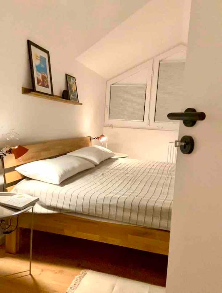 Spavaća soba 2 u večernjim satima s zamračenjem.