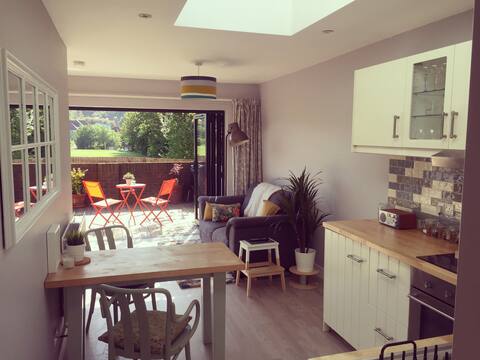 Modern 1 bedroom guesthouse with parking & deck