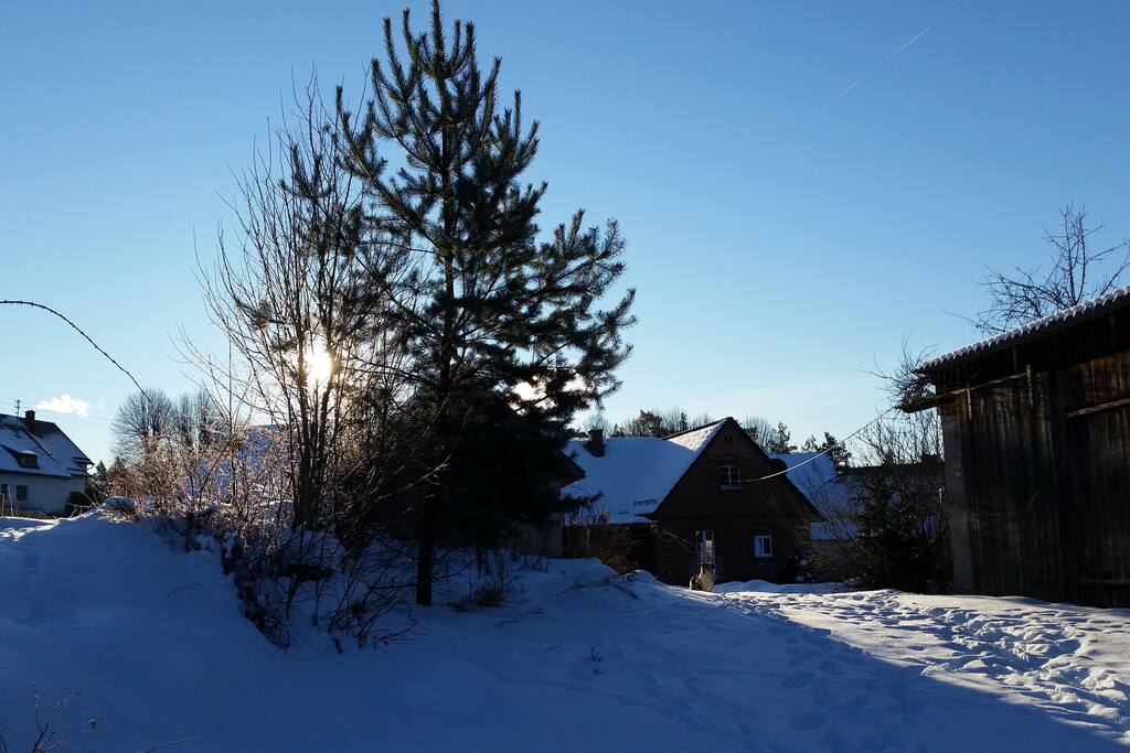 Blick von der Wiese zum Haus - auch im Winter ein Traum