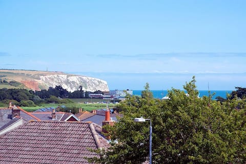 Popular Airbnb listing: Spacious apartment close to beach in Sandown