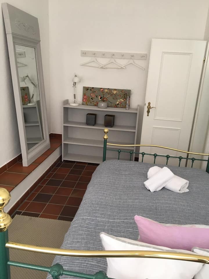 3号卧室床的尺寸为1.20米× 2米。 