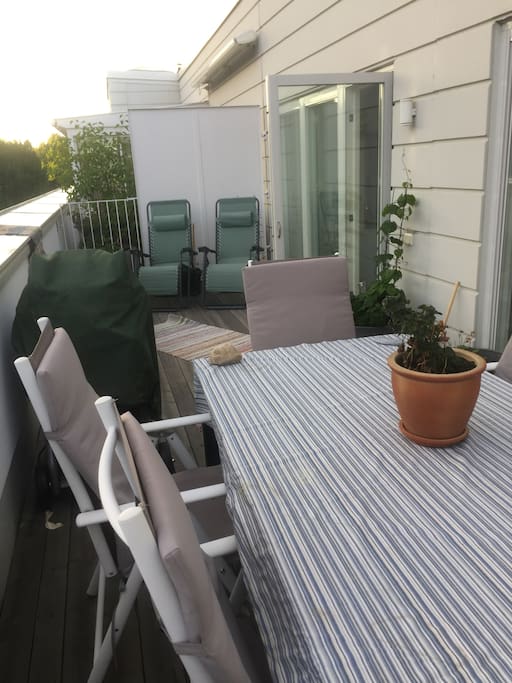 Enjoy the summer evenings for dinner or after the kids are in bed. A gas grill and large table make for a perfekt spot to hang out.