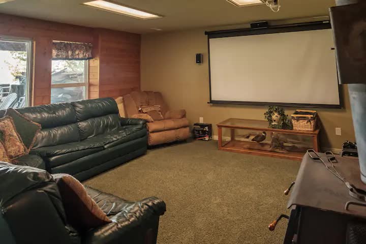 Obývacia izba na prízemí s projektorom/DVD/xboxom/bluray.
