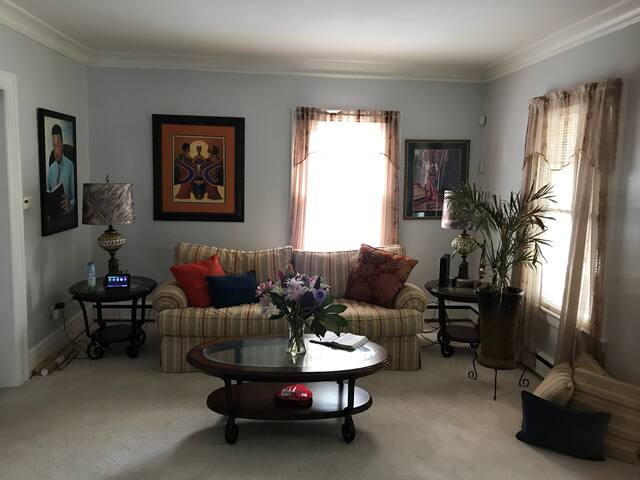 House of Bethesda – 5 Beds – 2 1/2 Bath -3 Sofas gallery image 5