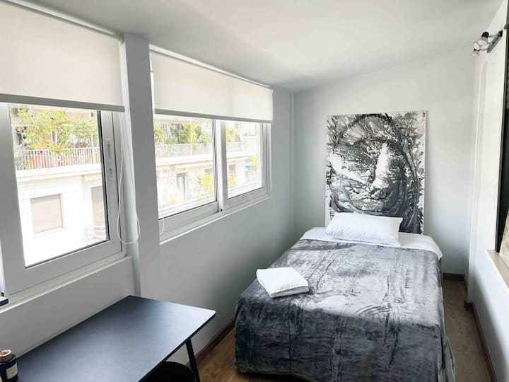 Ეს საძინებელი სხვენს ჰგავს! Მისი მთავარი მახასიათებელია სინათლე, რომელიც ავსებს მას და მაღალი ძილის შეგრძნებას, რომელიც ჰეროდიონის თეატრს უყურებს