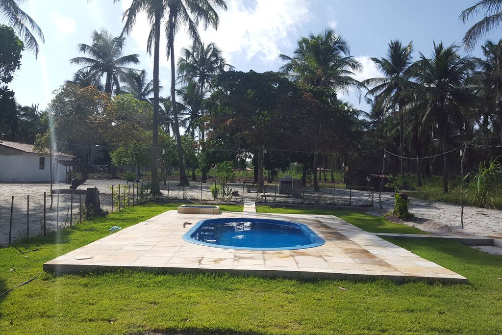 Piscina com deck.