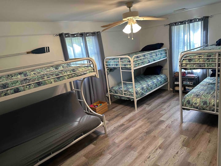 Inafaa kwa watoto - Chumba cha kulala
Mito/Mito ya Mito na Blanketi hutolewa. Hakuna mashuka yaliyotolewa. 
Kabati Kamili linapatikana kwa kutumia Kichezeshi cha Televisheni/DVD
Mafumbo/Vitabu/Midoli. 