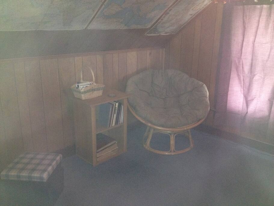 Sitting room comes with bedroom