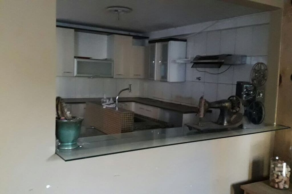 Cozinha ampla e em conceito aberto